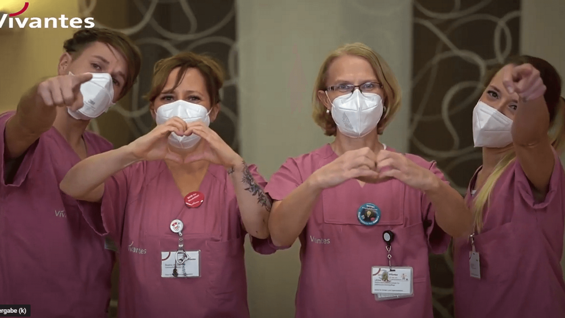 vier Mitarbeitende in rosa Kasacks bewerben die neue Ausbildung in der Pflege